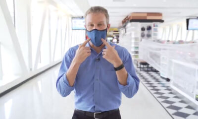 United Airlines CEO Scott Kirby demonstrates wearing a face mask in an airline-produced video. Image courtesy: United Airlines